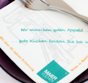 Serviette auf einem Teller bdruckt im Flexodruck